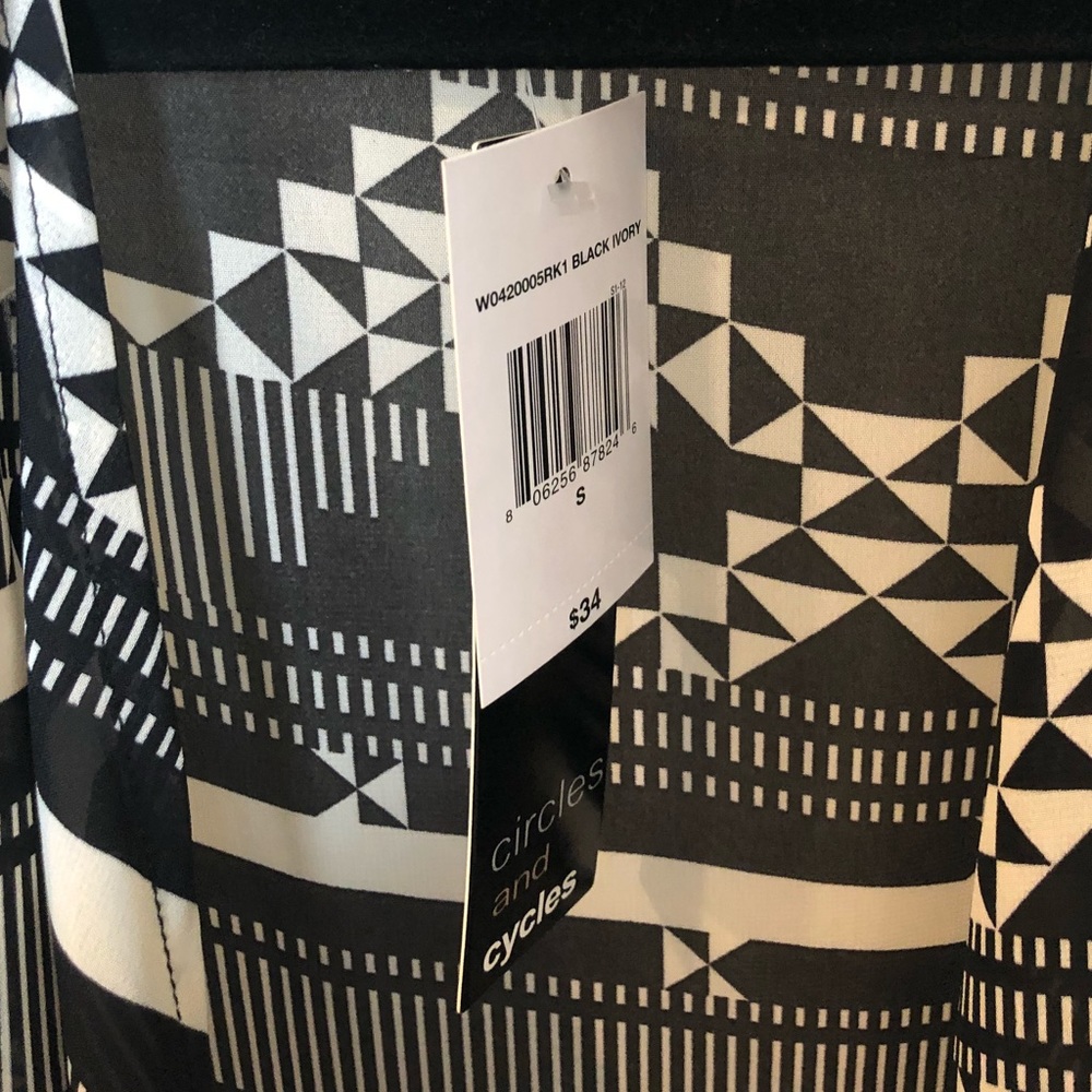 Black and white kimono - Picture 3 of 3